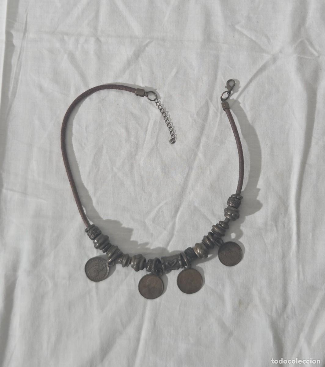 Joyeria: Collar etnico de cuero y lat&oacute;n con monedas antiguas