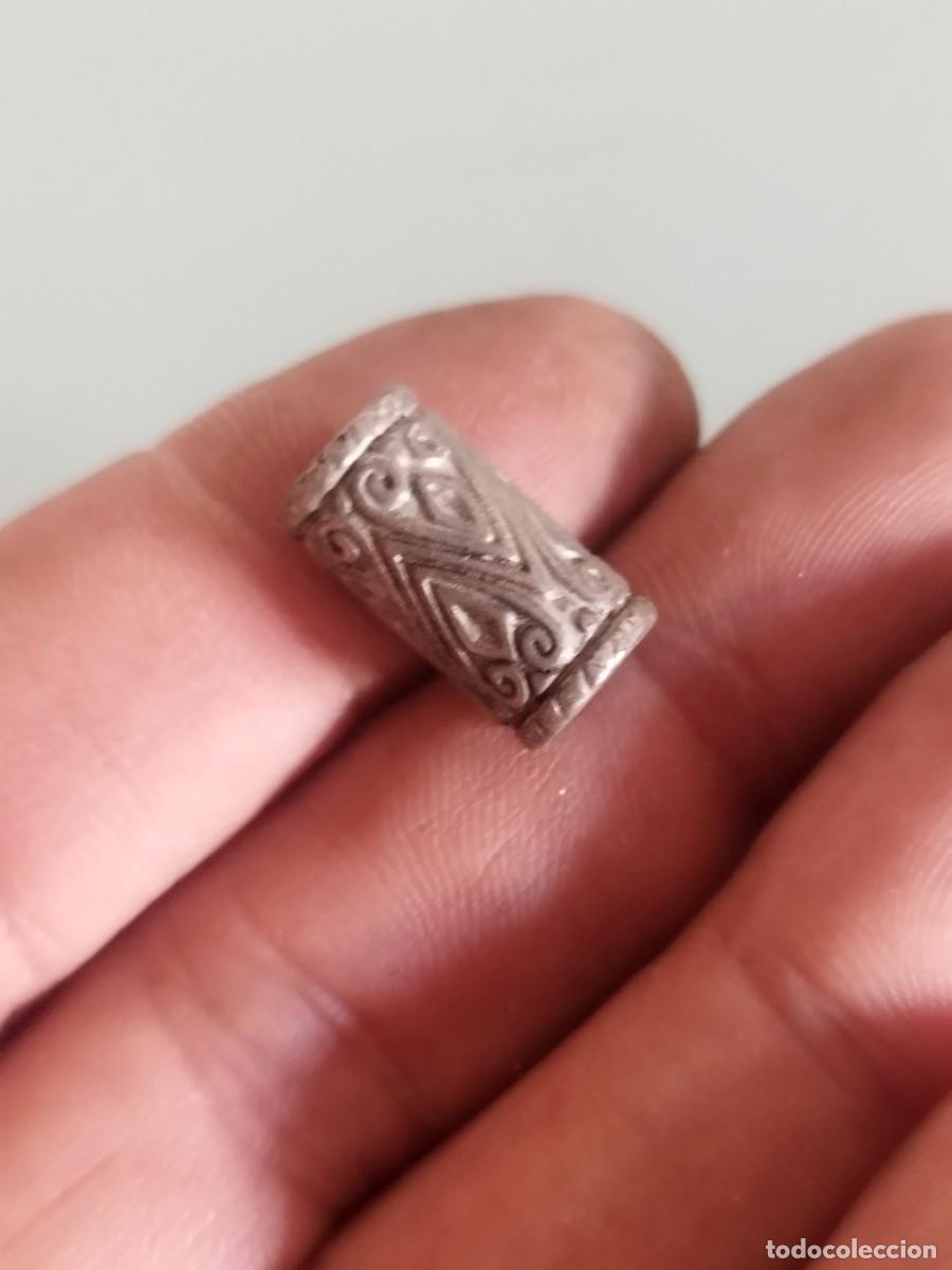 Joyeria: Cuenta met&aacute;lica con relieve.