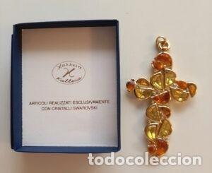 Joyeria: Croce con Swarovski e pietre dure color ambra racchiuse in metallo color oro - vintage