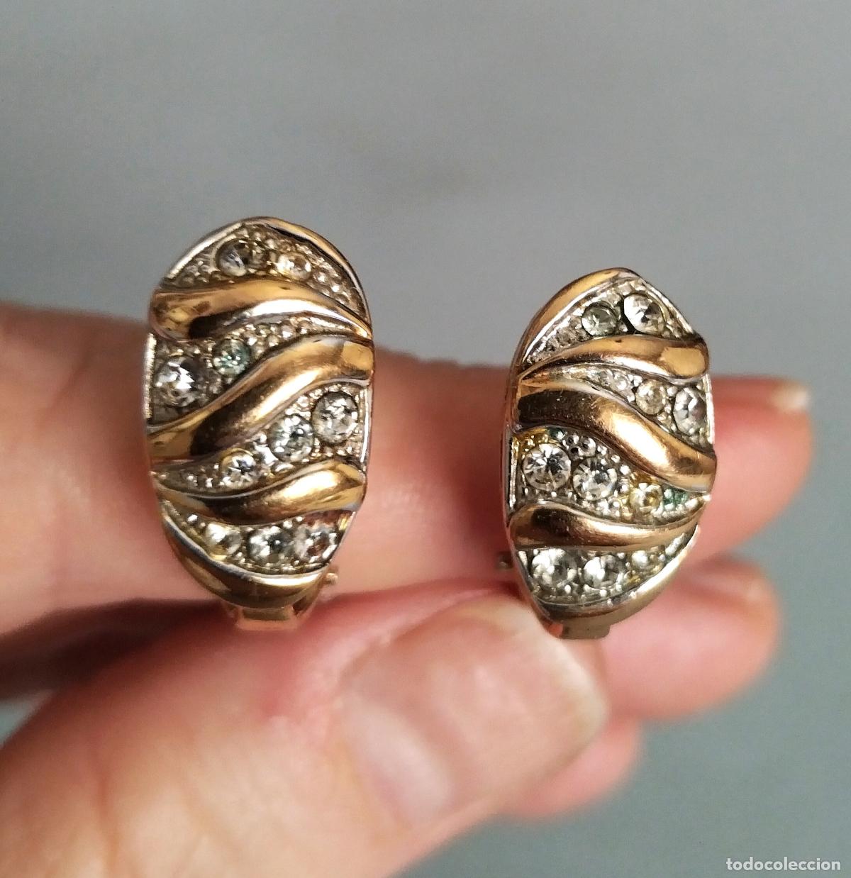 Joyeria: Pendientes dorados, cierre de omega.