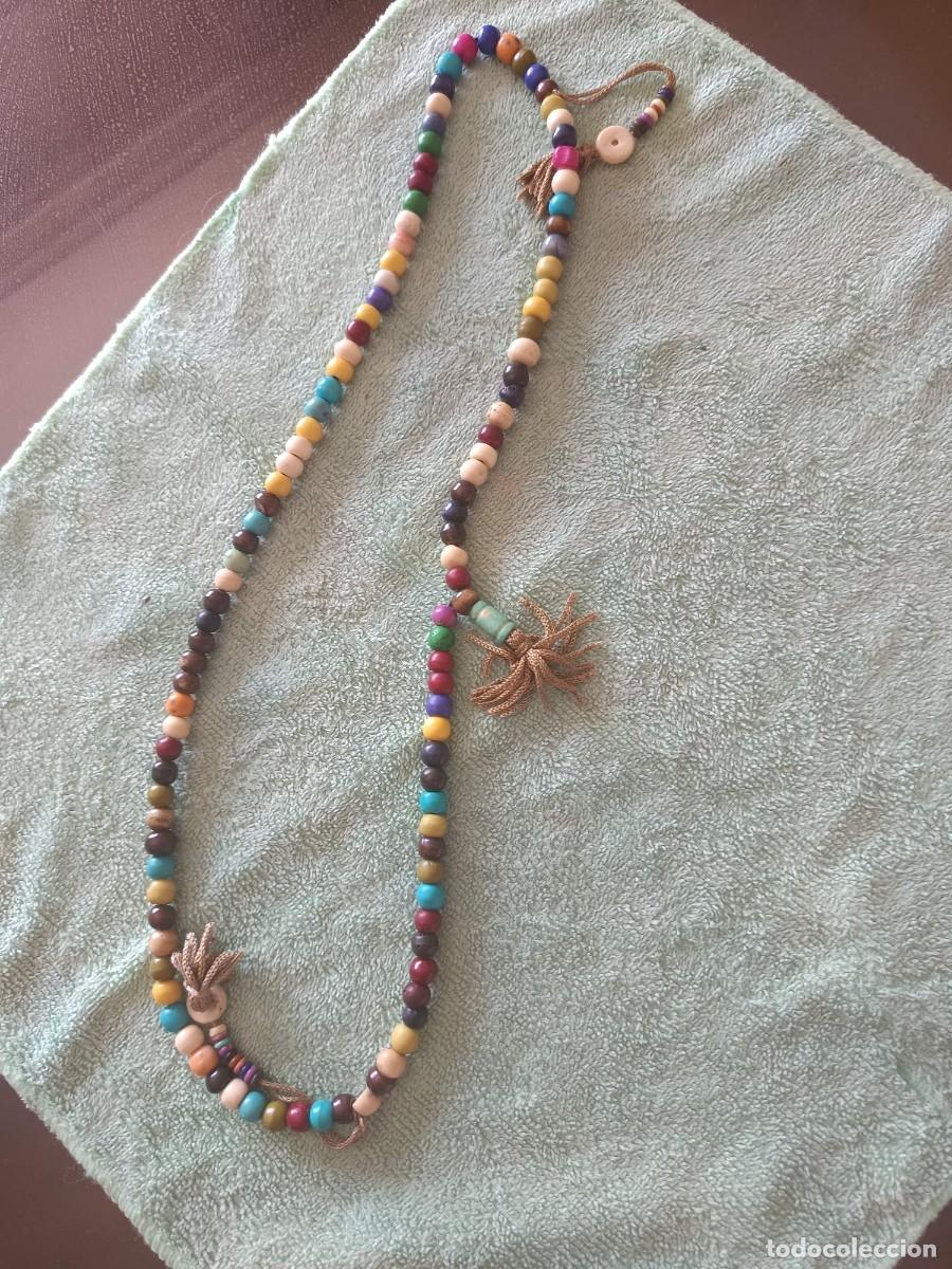 Joyeria: Collar largo de estilo bohemio est&aacute; confeccionado con cuentas de madera multicolor