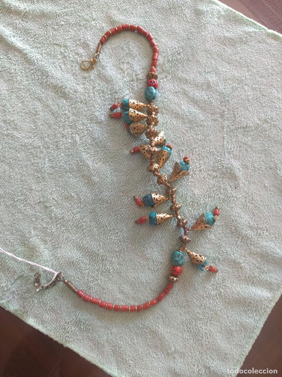 Joyeria: Collar artesanal de estilo &eacute;tnico o bohemio combina cuentas cil&iacute;ndricas de coral rojo con piedras