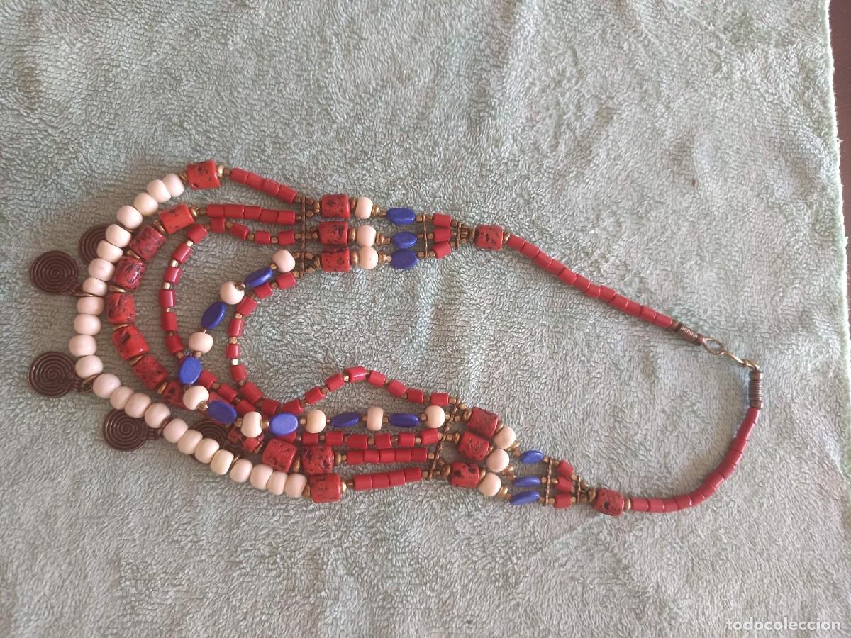 Joyeria: Collar artesanal de m&uacute;ltiples hilos que combina cuentas de coral rojo, esferas de tono marfil