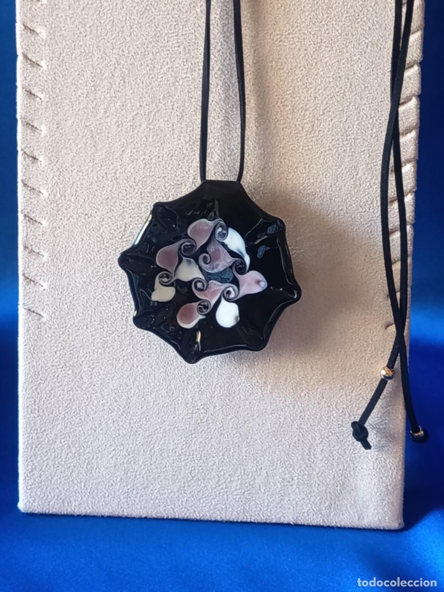 Joyeria: MEDALL&Oacute;N DE CRISTAL DE MURANO EN NEGRO CON DETALLES EN MALVA Y PLATA