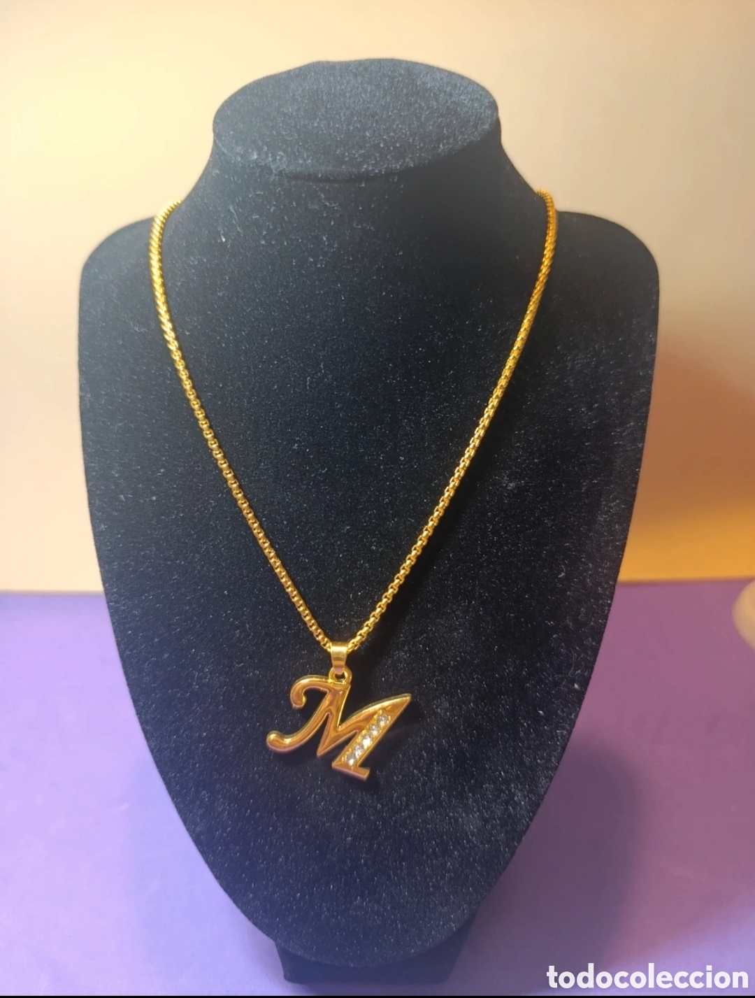Joyeria: Collar acero dorado y corconitas. Letra M. 72 cms