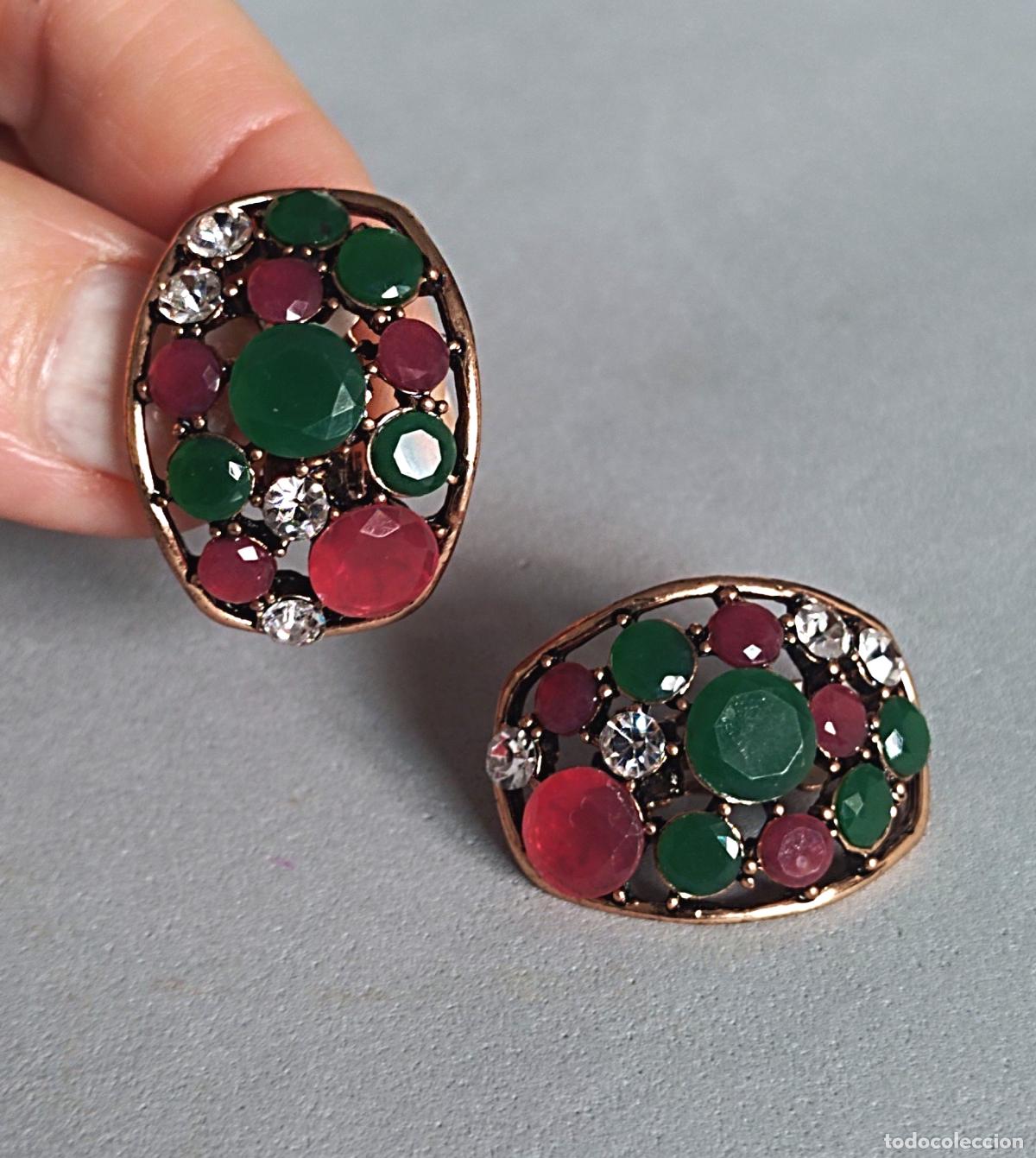 Joyeria: Pendientes chapados en oro, con cristalitos, bisuter&iacute;a, cierre de omega.