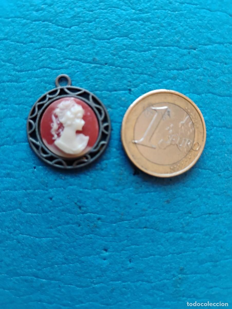 Joyeria: MEDALLA CON UN PEQUE&Ntilde;O CAMAFEO - MATERIAL PLASTICO