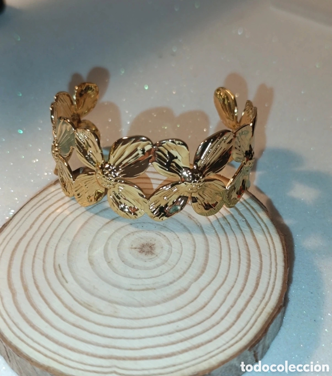 Joyeria: Brazalete dorado dise&ntilde;o abierto flores