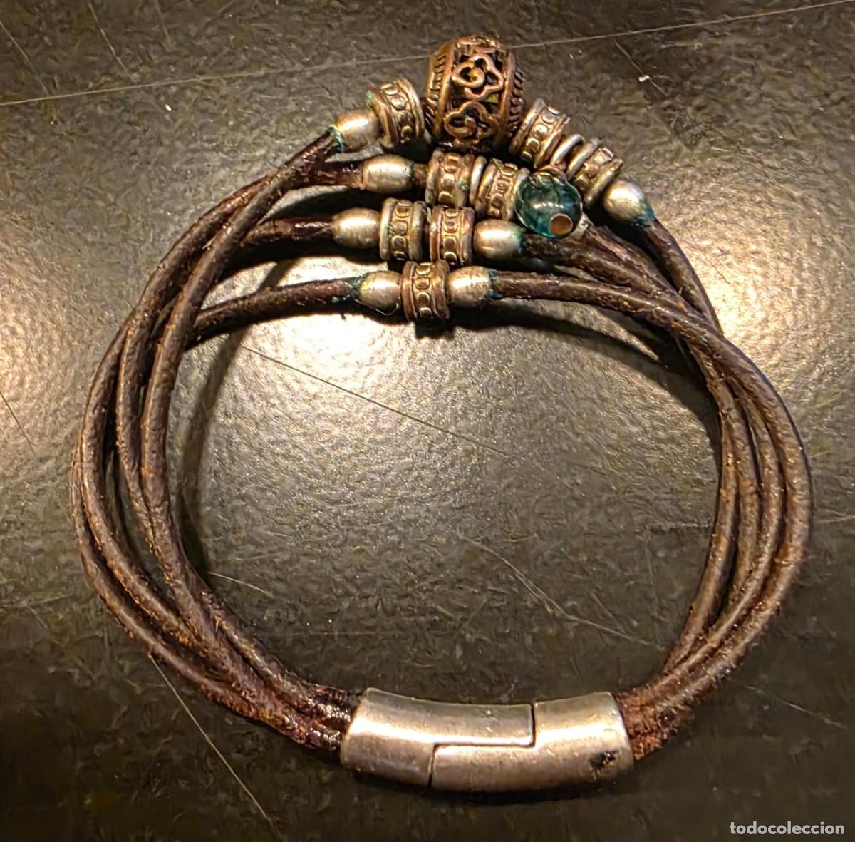 Joyeria: Pulsera vintage de cuero multihilo con abalorios met&aacute;licos y cristal azul &ndash; 5 cm