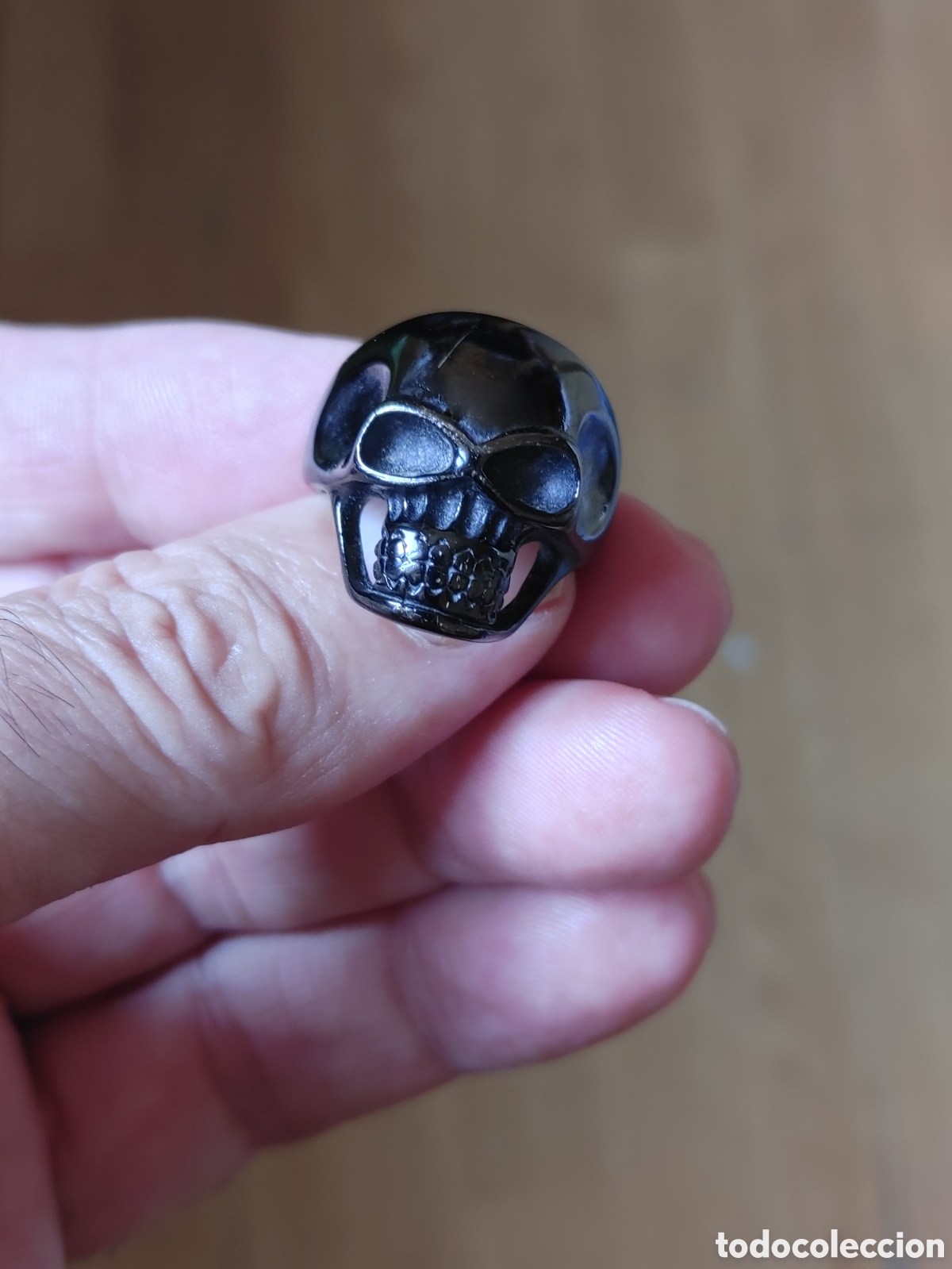 Joyeria: Anillo de metal con calavera.