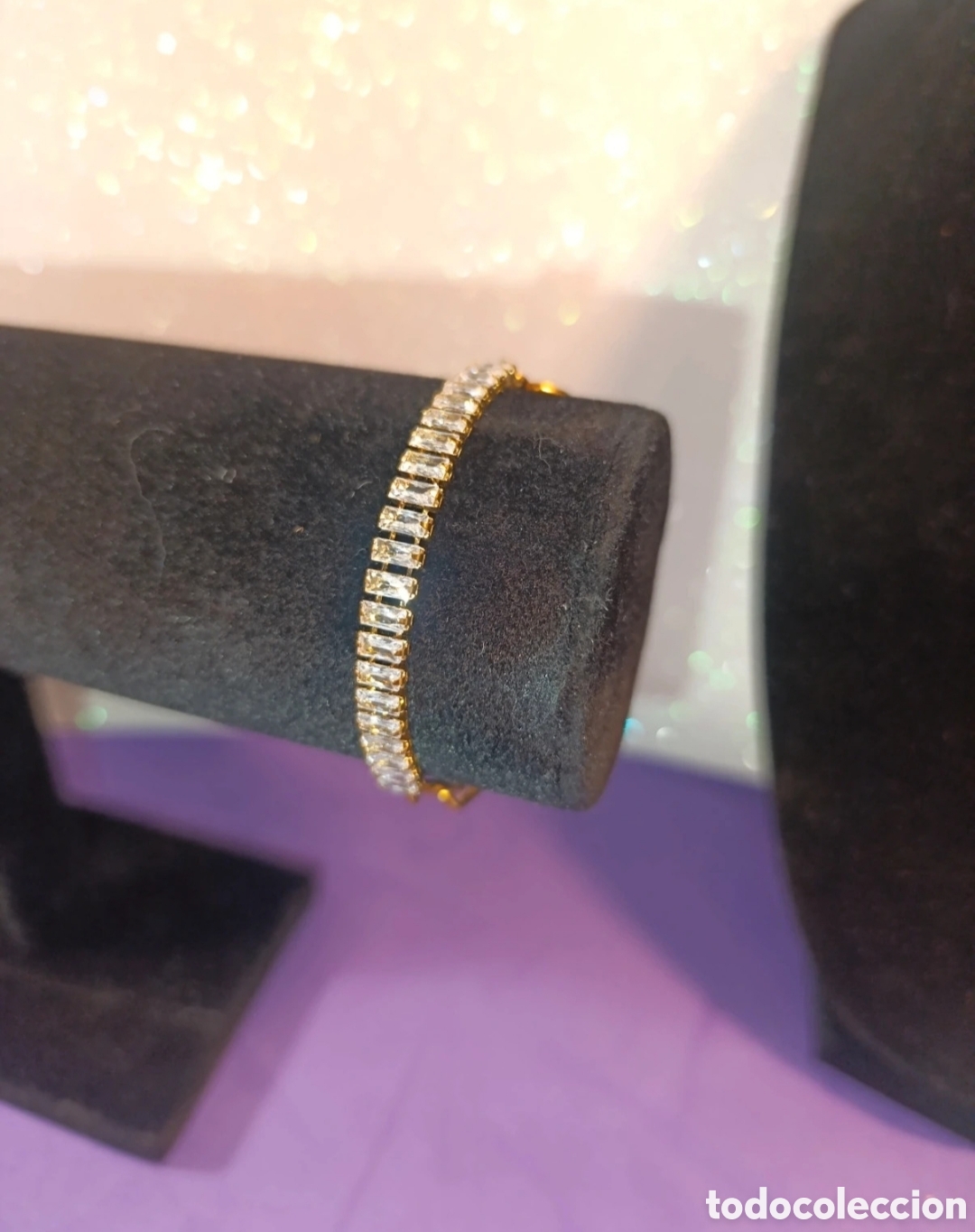 Joyeria: Pulsera acero dorado y circonitas rectangulares y cierre en T. 18 cms