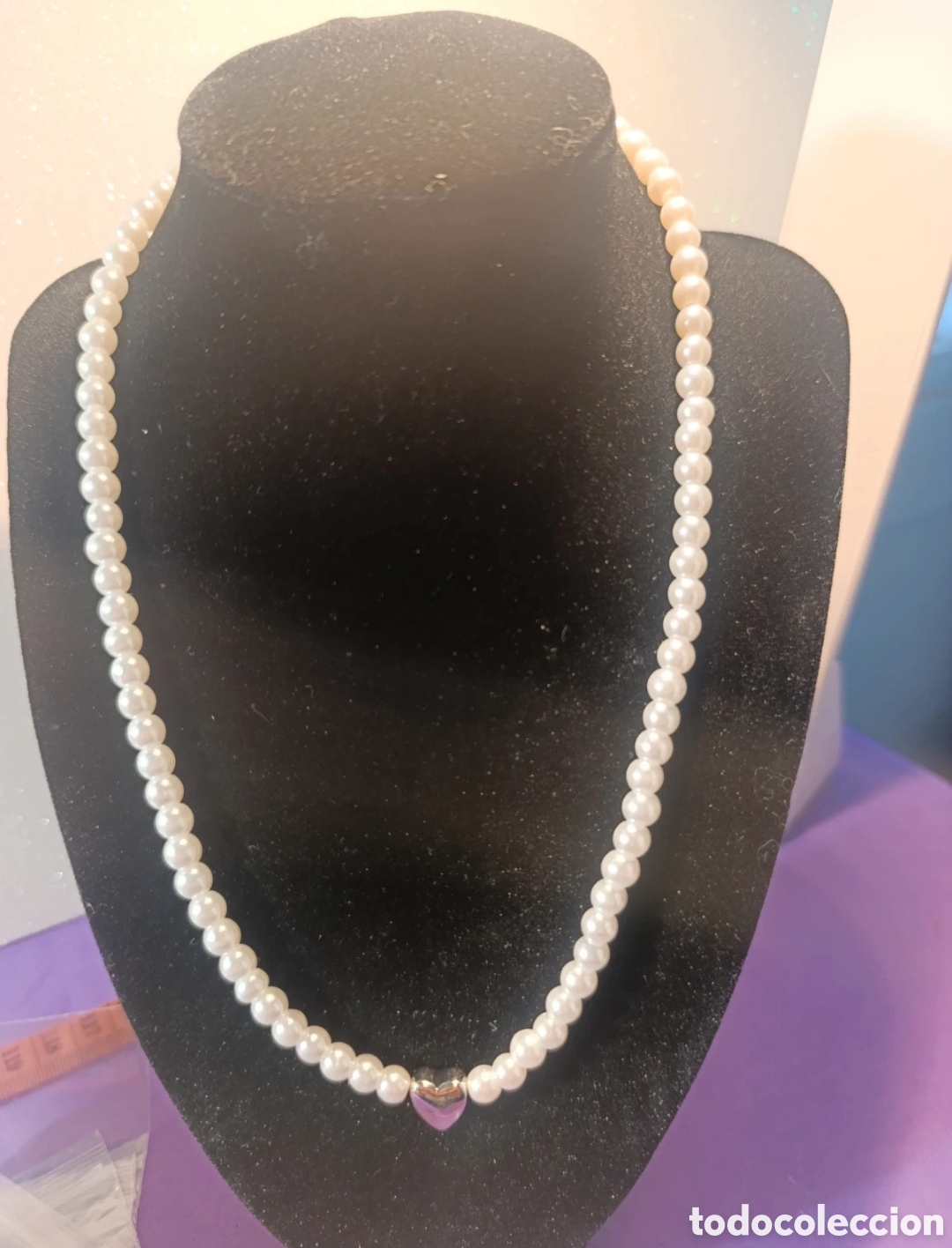 Joyeria: Collar perlas sinteticas y corazon plateado 48 cms