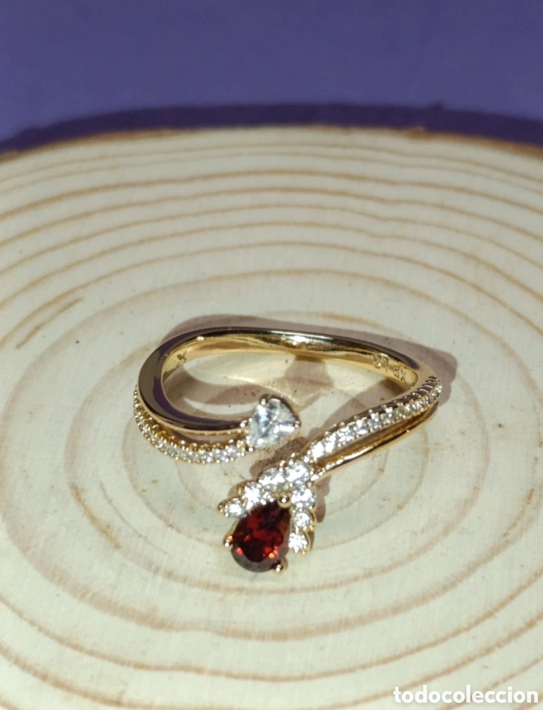 Joaillerie: Anillo oro laminado y circonitas blancas y roja. Dise&ntilde;o serpiente y manzana. Talla 9. Xuping