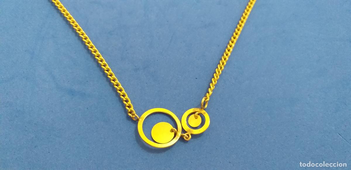 Joyeria: Cadena dorada. Con colgante de dos c&iacute;rculos. Uno m&aacute;s grande que otro. Largo 60 cm