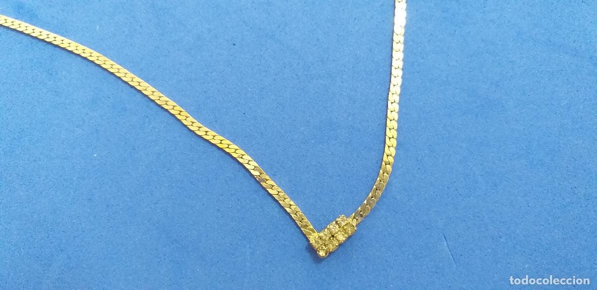 Joyeria: Cadena dorada. Estilo GARGANTILLA. Eslabones planos. 8 piedras juntas que lo ornamentan. Largo 46 cm