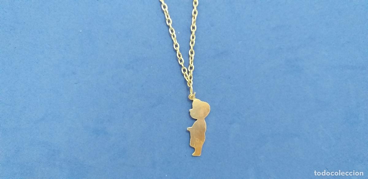Joyeria: Cadena plateada. Colgante figura de un ni&ntilde;o