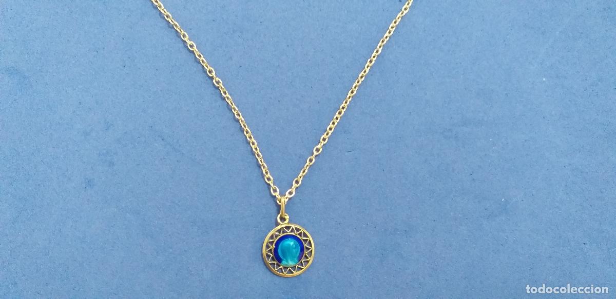 Joyeria: Cadena plateada. Colgante con im&aacute;genes religiosa a doble cara. Color azul. 38 cm de largo