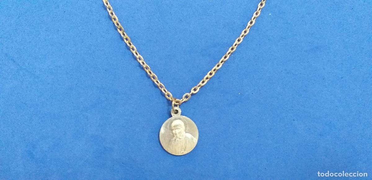 Joyeria: Cadena plateada. Colgante con im&aacute;genes RELIGIOSAS a doble cara. 42 cm de largo