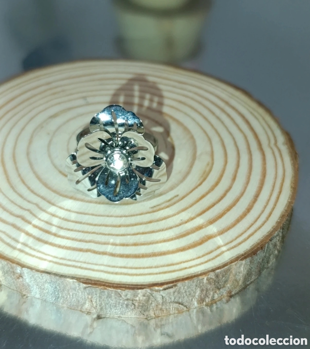 Joyeria: Anillo ajustable plateado con cristalito y dise&ntilde;o de flor