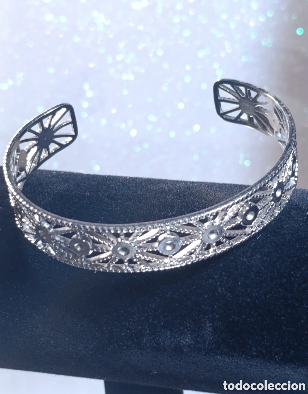 Joyeria: Brazalete plateado dise&ntilde;o geometrico con cristal