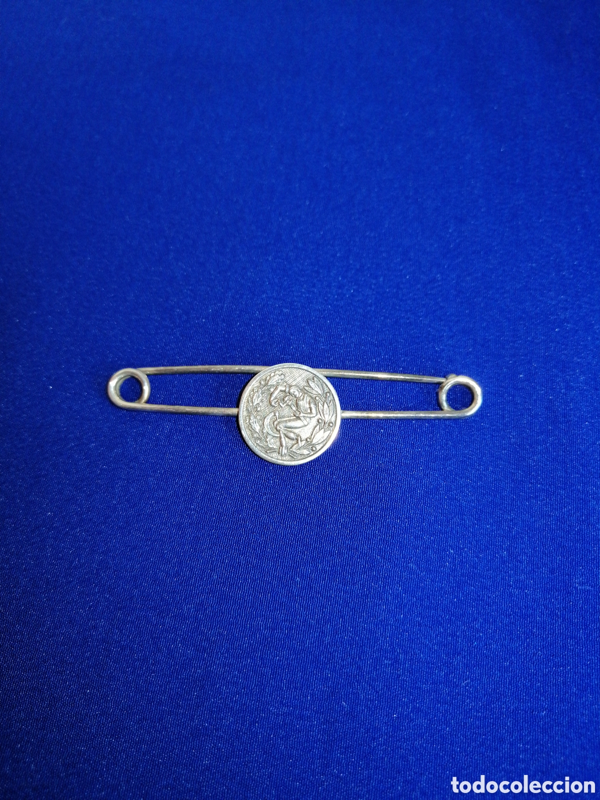 Schmuck: PISACORBATAS DISE&Ntilde;O FIGURA SENTADA MOTIVOS VEGETALES PISACORBATAS DE ALFILER ANTIGUA