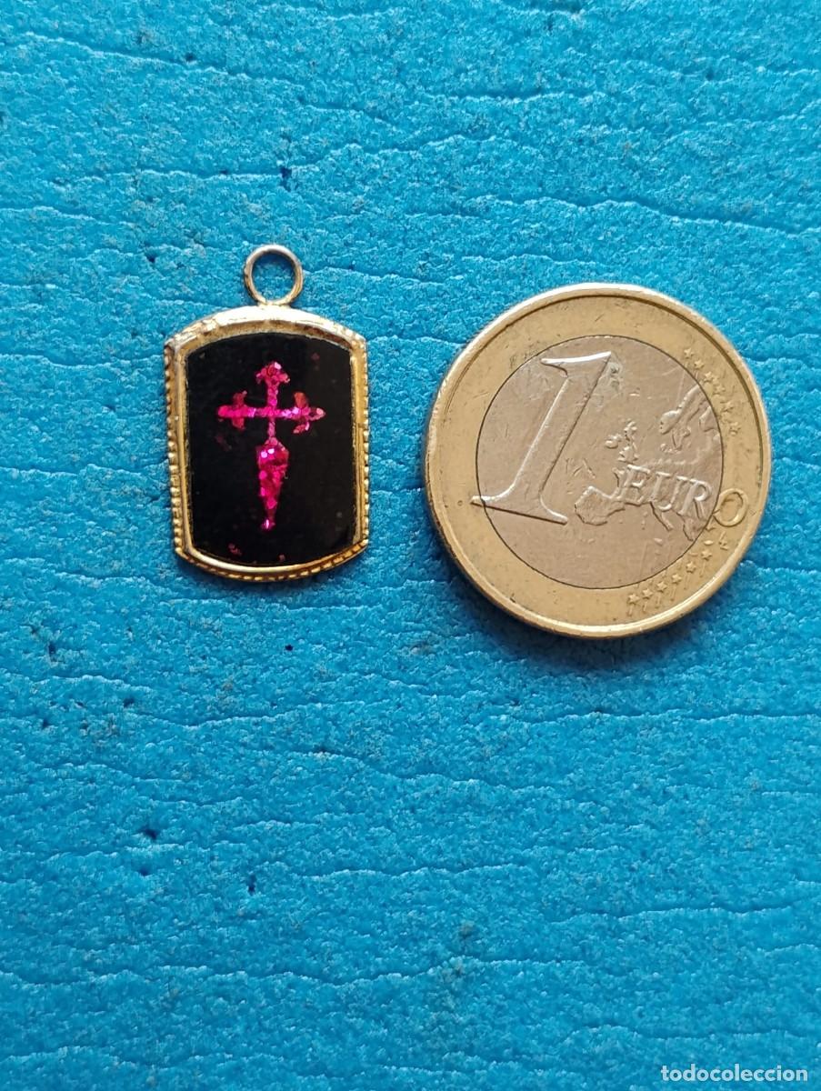 Joyeria: COLGANTE DE METAL DORADO CON LA CRUZ DE SANTIAGO