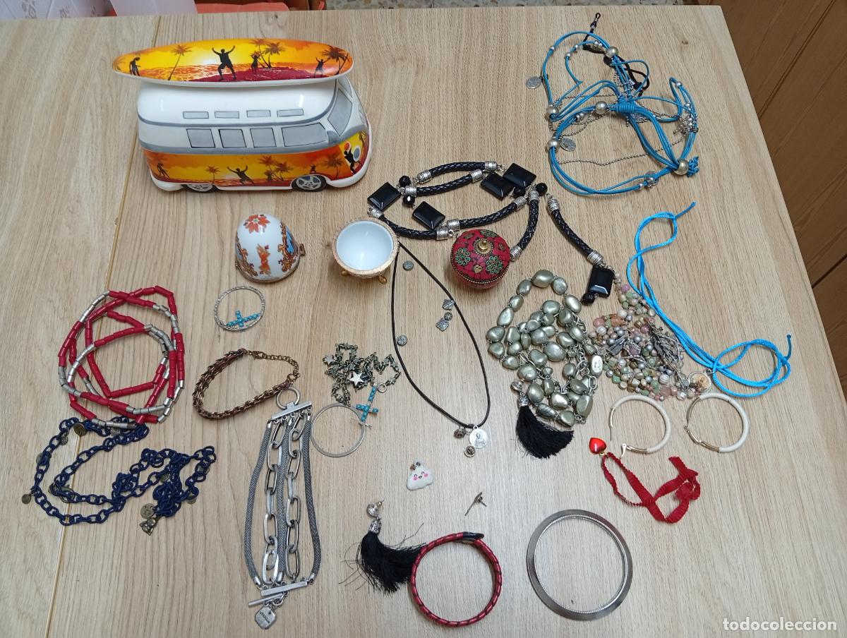 Joyeria: Lote de bisuteria, hucha y joyeros