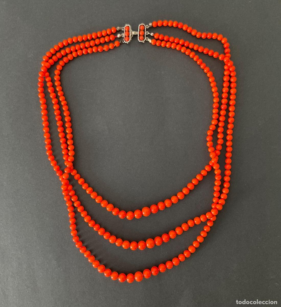 Joyeria: Collar vintage de tres hilos con cuentas rojas redondas