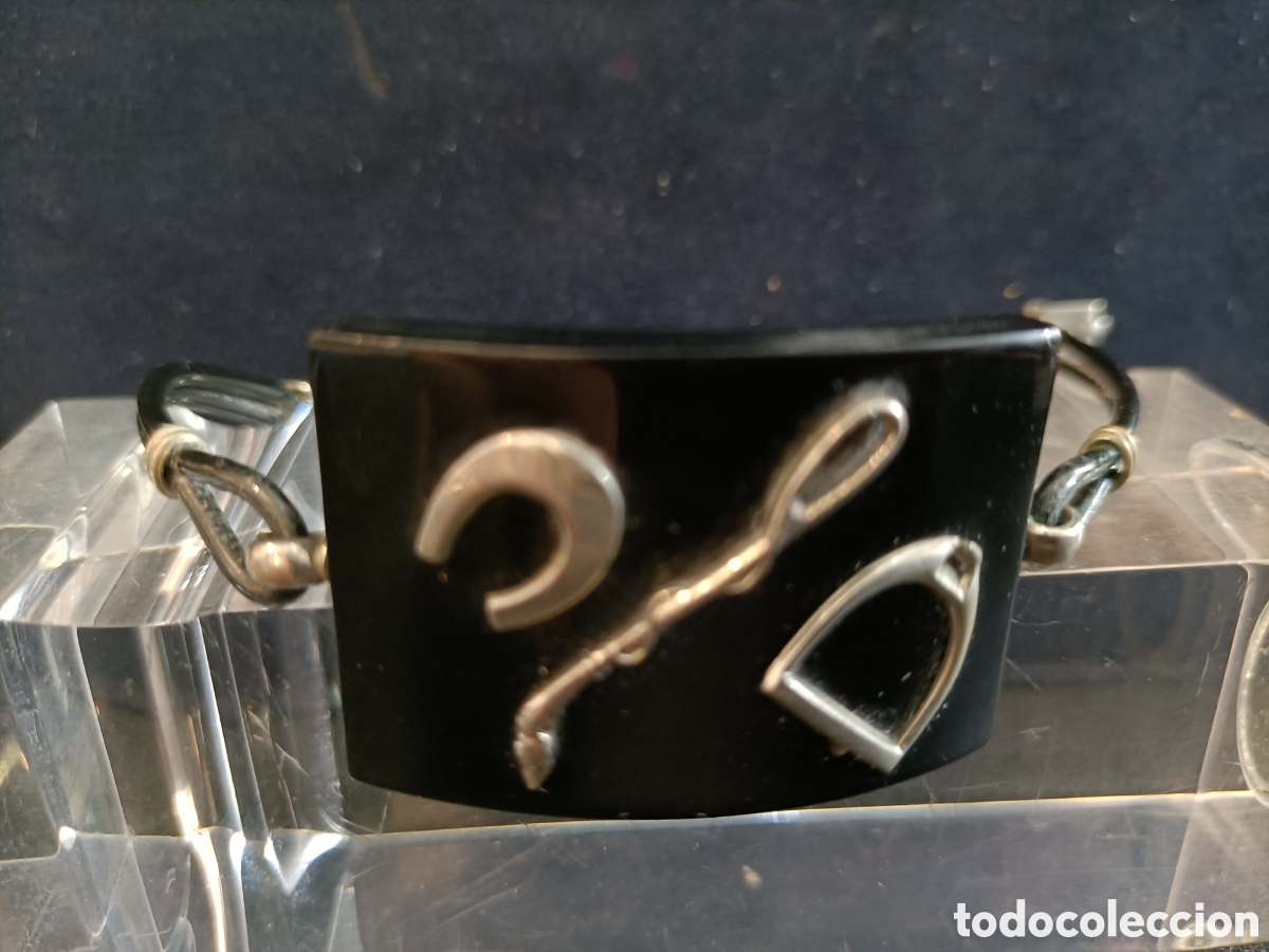 Joyeria: Pulsera con motivos de h&iacute;pica, una fusta, una herradura, estribo.