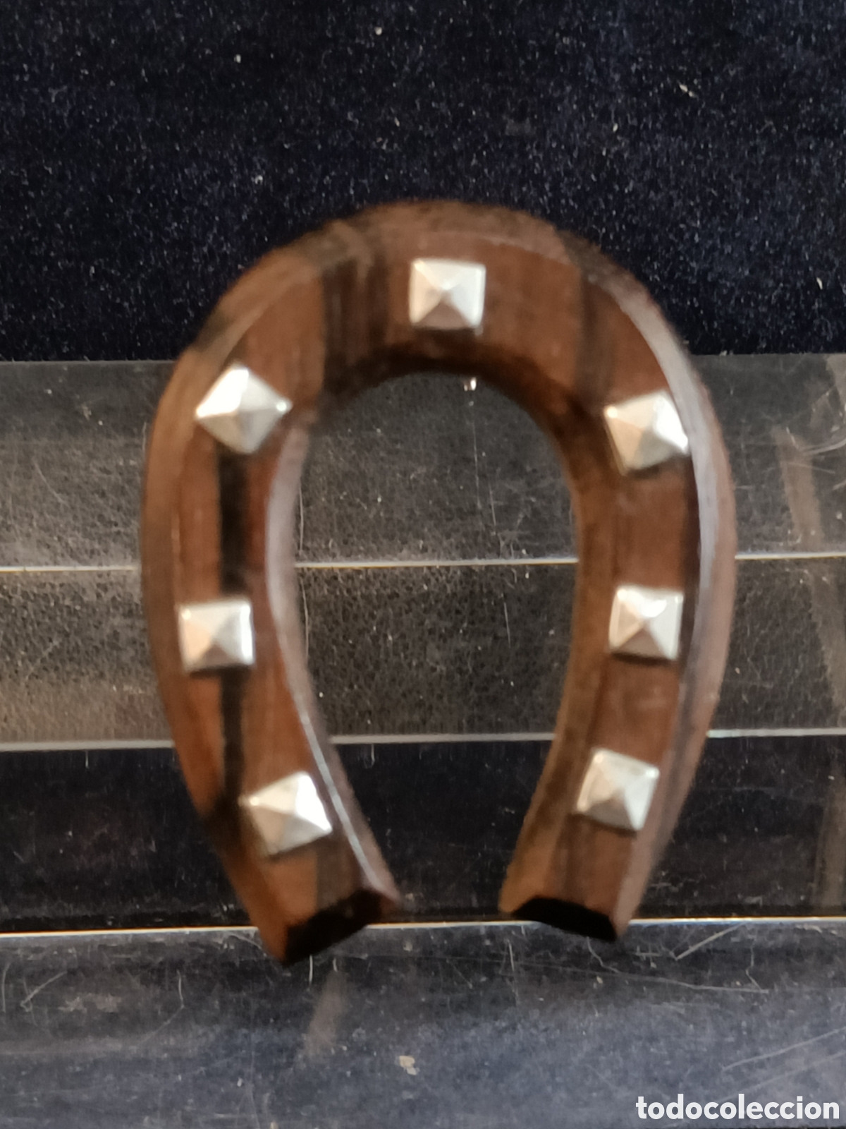 Joyeria: Broche con forma de herradura de madera. - Foto 2