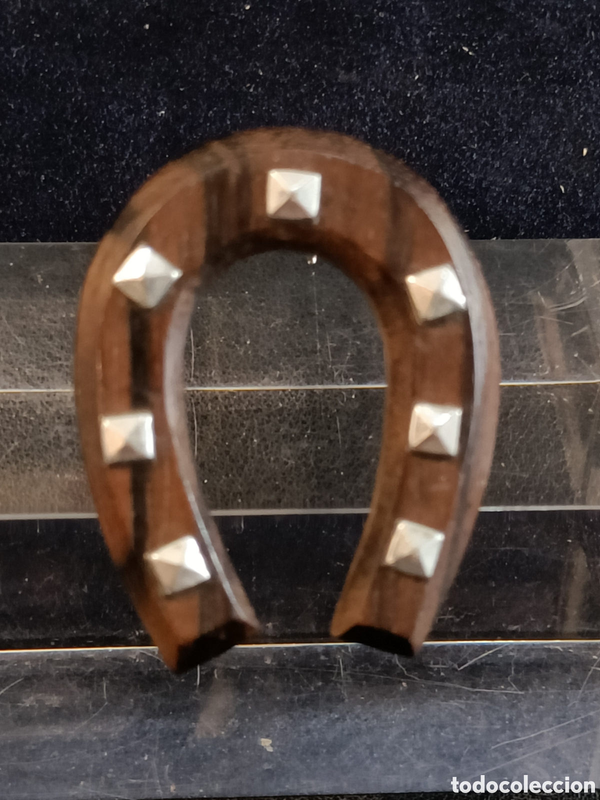 Joyeria: Broche con forma de herradura de madera.