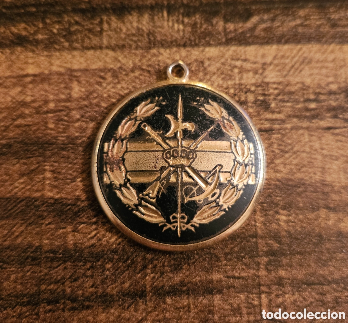 Joyeria: MEDALLA / COLGANTE DAMASQUINADO DE TOLEDO - EMBLEMA EJ&Eacute;RCITO DE TIERRA ESPA&Ntilde;OL - MILITARIA