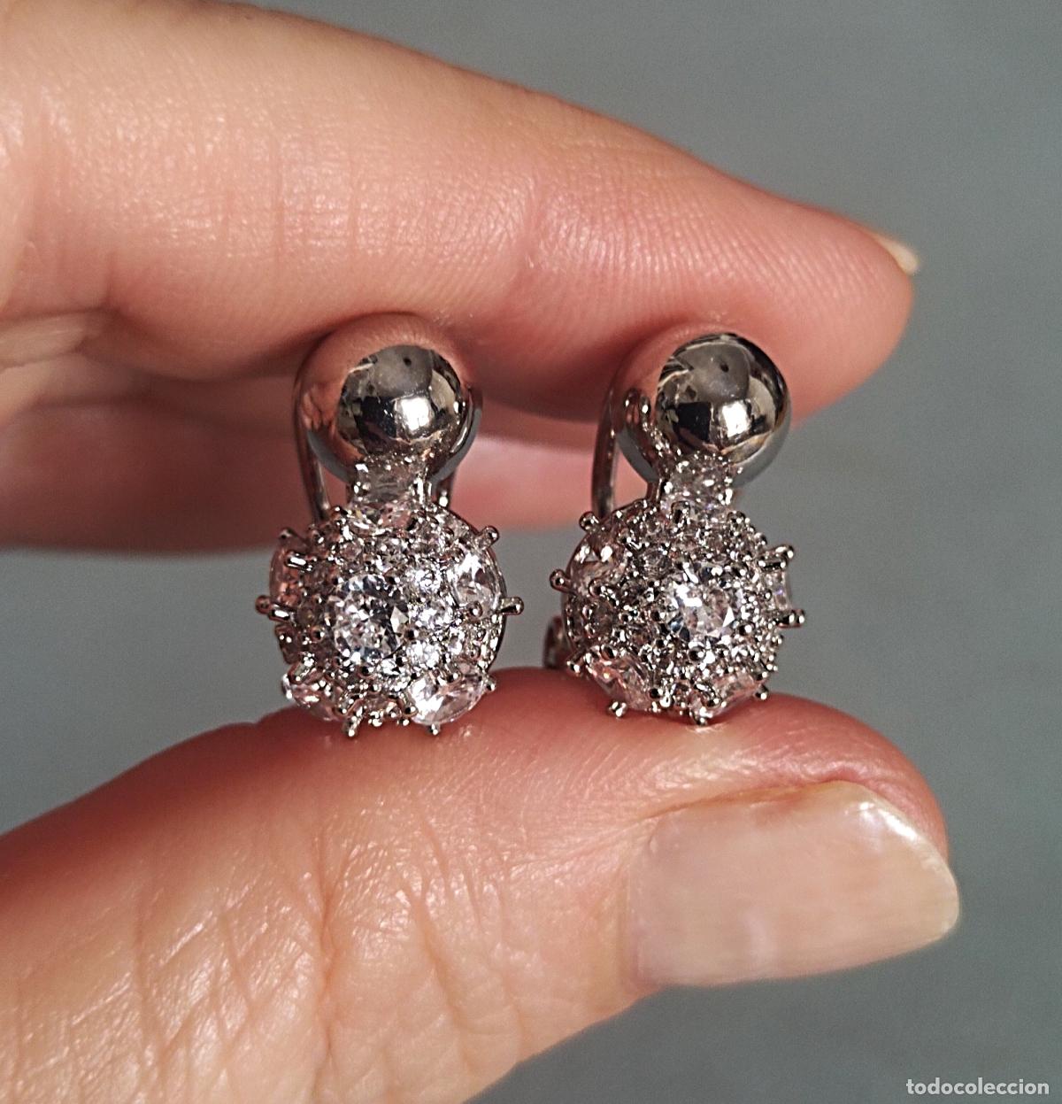 Joyeria: Pendientes plateados con cristalitos, cierre de omega. - Foto 3