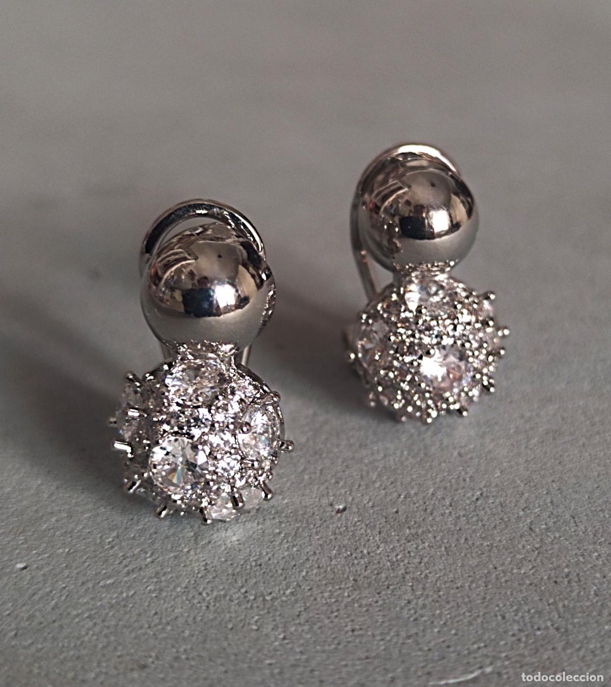 Joyeria: Pendientes plateados con cristalitos, cierre de omega. - Foto 1