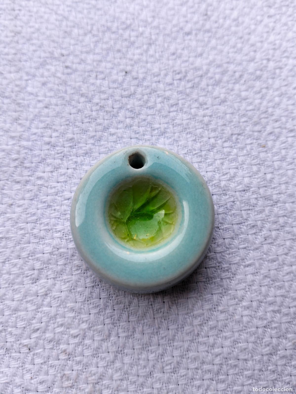 Schmuck: Colgante circular de porcelana cer&aacute;mica vidriada color azul verde