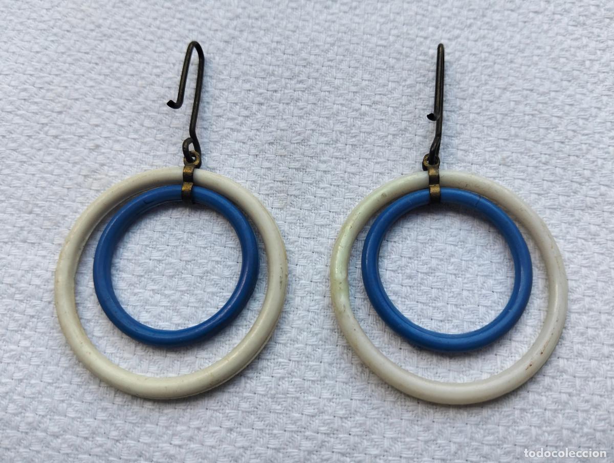Jewelry: Pareja de pendientes vintage de pl&aacute;stico color azul y blanco aros aretes a&ntilde;os 70 bisuter&iacute;a