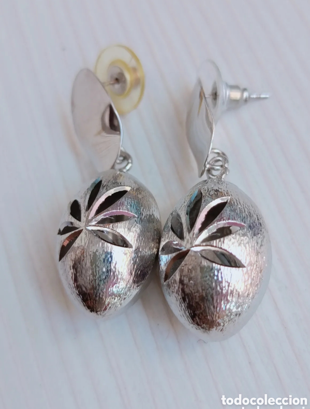 Joyeria: Pendientes bola alargada plateada con flor - Foto 2