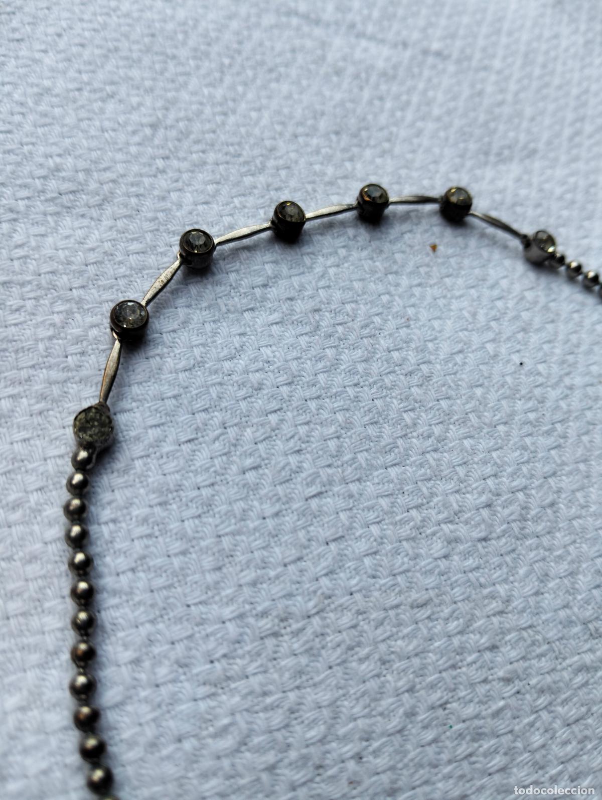 Gioielleria: Collar de metal color plateado con piedrecitas cuentas negras bisuter&iacute;a