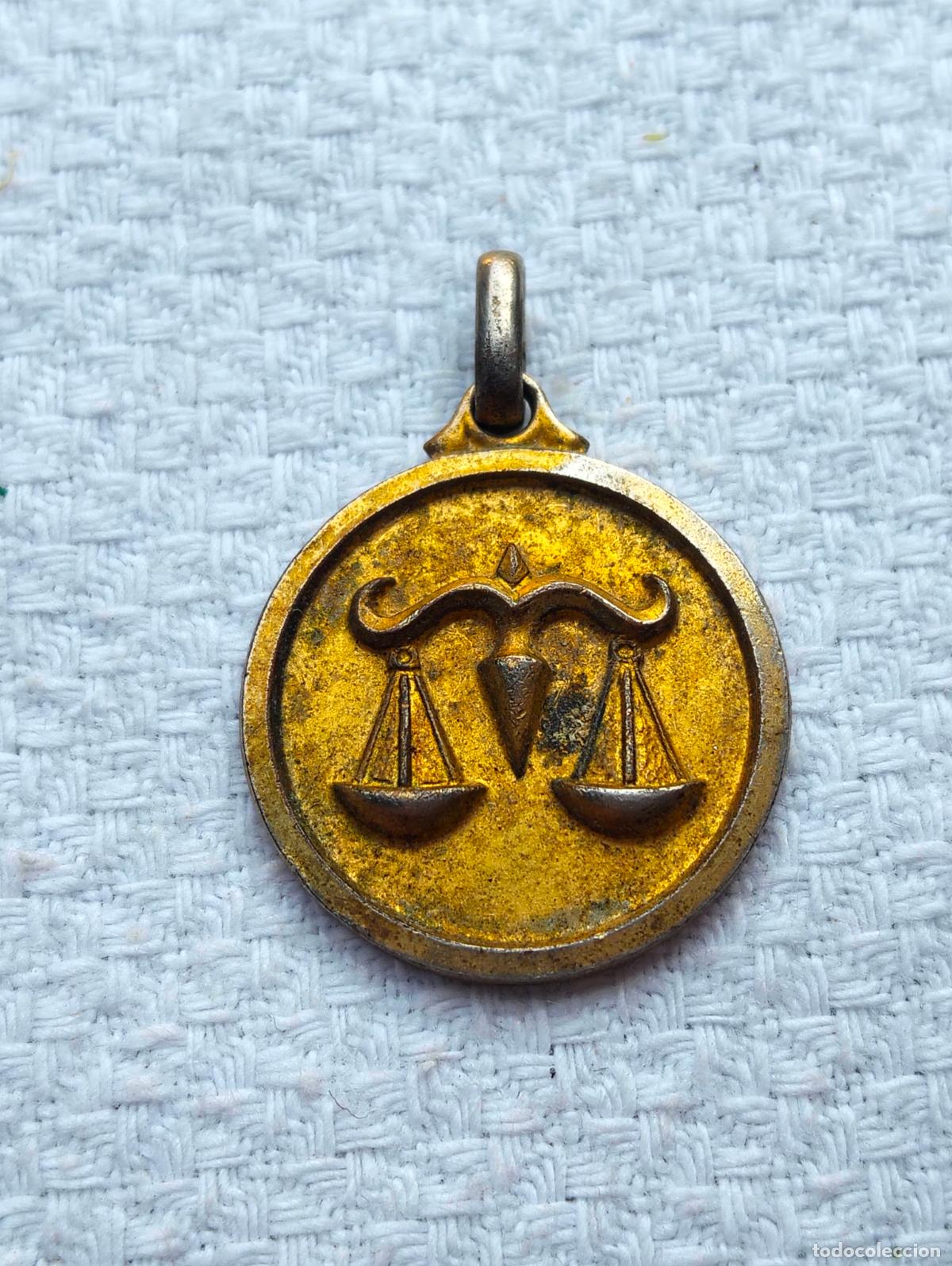Schmuck: Medalla colgante vintage metal met&aacute;lica dorada libra zodiaco balanza