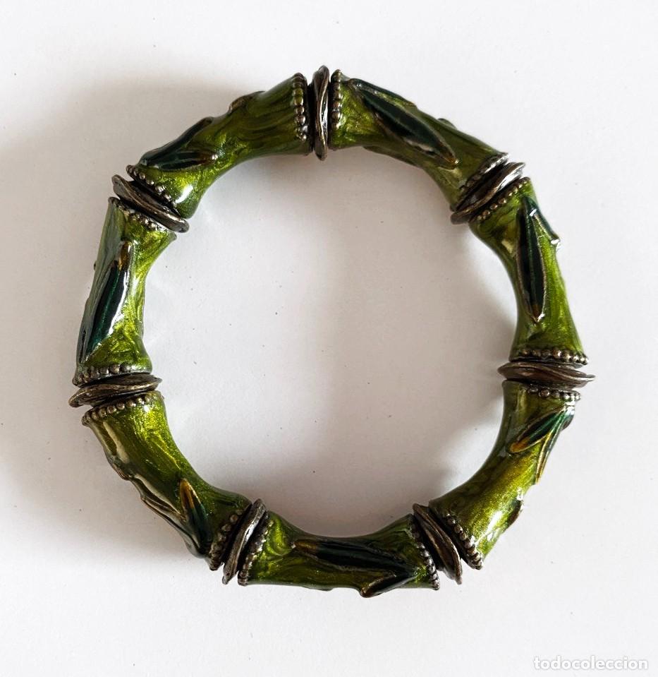 Joyeria: PULSERA R&Iacute;GIDA VINTAGE. ESTILO BAMB&Uacute; EN METAL Y ESMALTE VERDE.