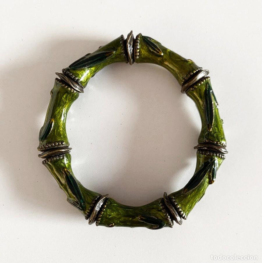 Joyeria: PULSERA R&Iacute;GIDA VINTAGE. ESTILO BAMB&Uacute; EN METAL Y ESMALTE VERDE. - Foto 2