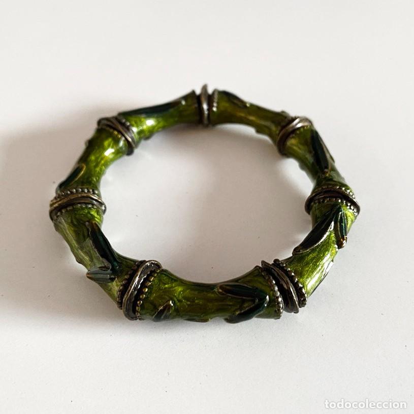 Joyeria: PULSERA R&Iacute;GIDA VINTAGE. ESTILO BAMB&Uacute; EN METAL Y ESMALTE VERDE. - Foto 3