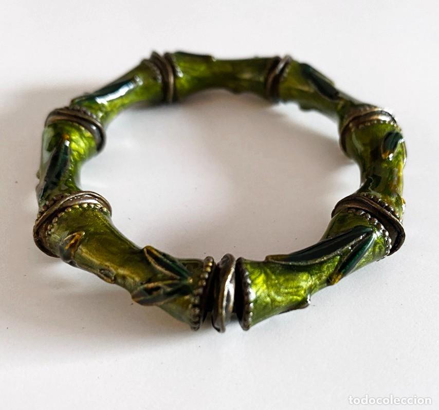 Joyeria: PULSERA R&Iacute;GIDA VINTAGE. ESTILO BAMB&Uacute; EN METAL Y ESMALTE VERDE. - Foto 4