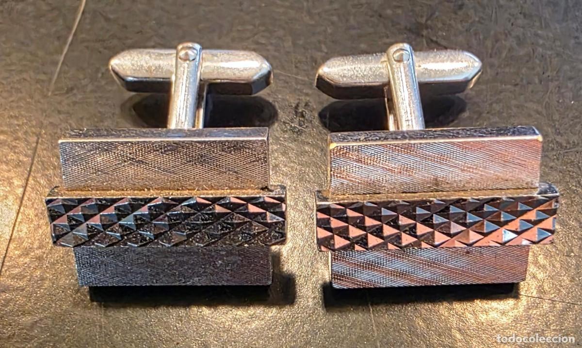 Joyeria: Gemelos vintage rectangulares plateados con banda geom&eacute;trica facetada &ndash; 2 cm &ndash; estilo Mid-Century