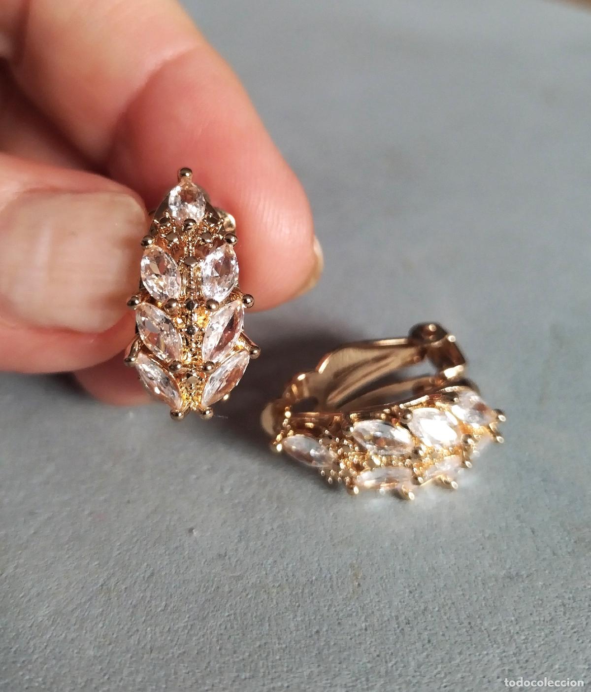 Joyeria: Pendientes dorados con cristalitos.