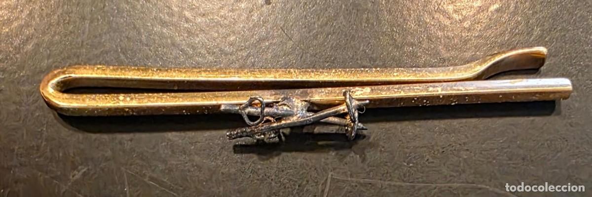 Joyeria: Pisacorbatas vintage dorado con espadas cruzadas en relieve &ndash; 6 cm &ndash; clip de corbata militar/esgrima