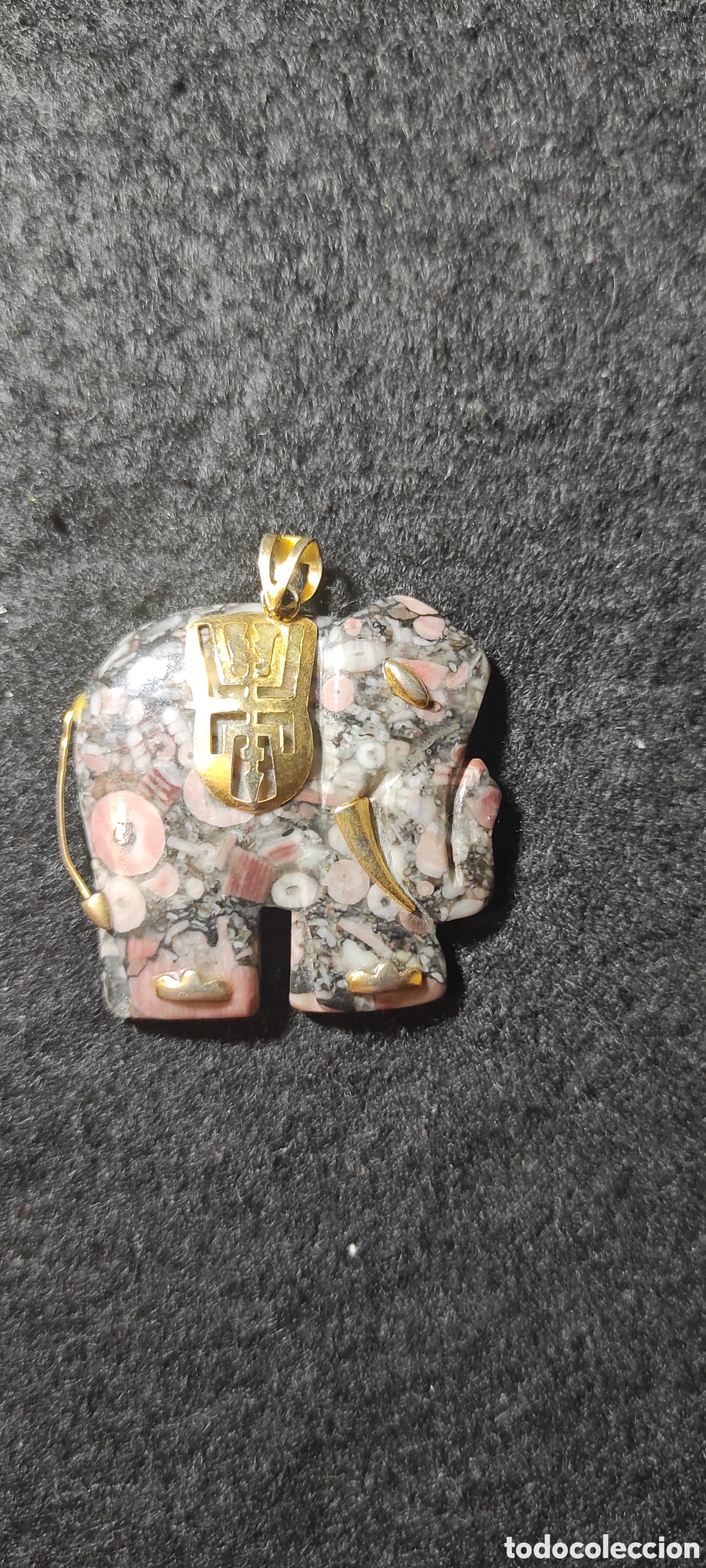 Joyeria: Colgante de elefante piedra y metal dorado