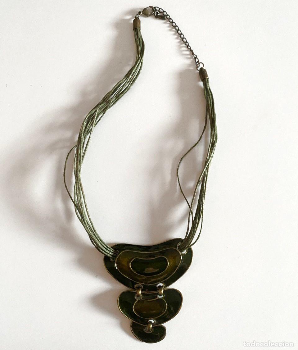 Joyeria: Collar modernista articulado. Metal esmaltado verde oliva. Estilo vintage.