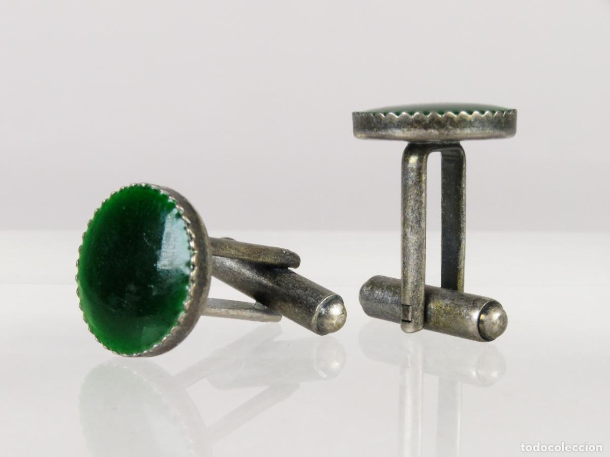 Joyeria: Gemelos esmalte verde y metal plateado segunda mitad S XX