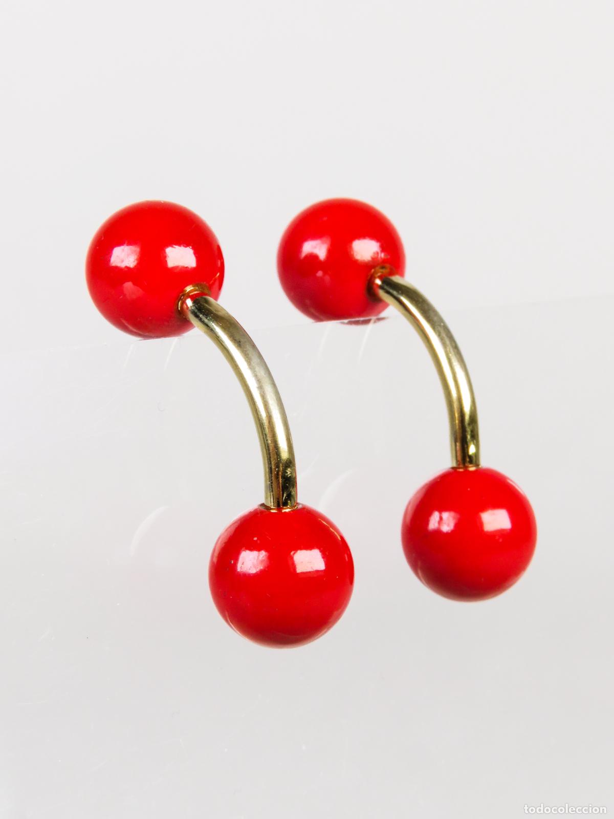 Joyeria: Gemelos bola roja y metal dorado segunda mitad S XX